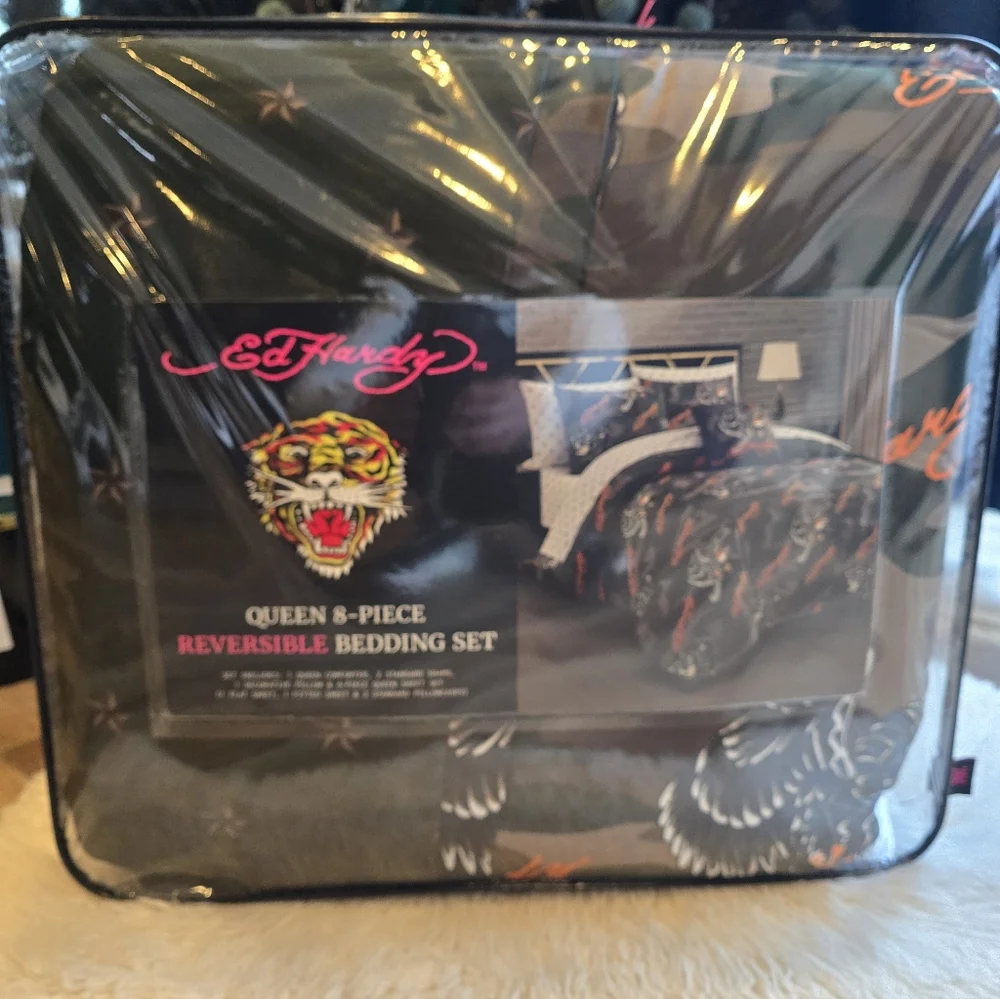 Ed Hardy Queen reversible 8piece Bedding set new